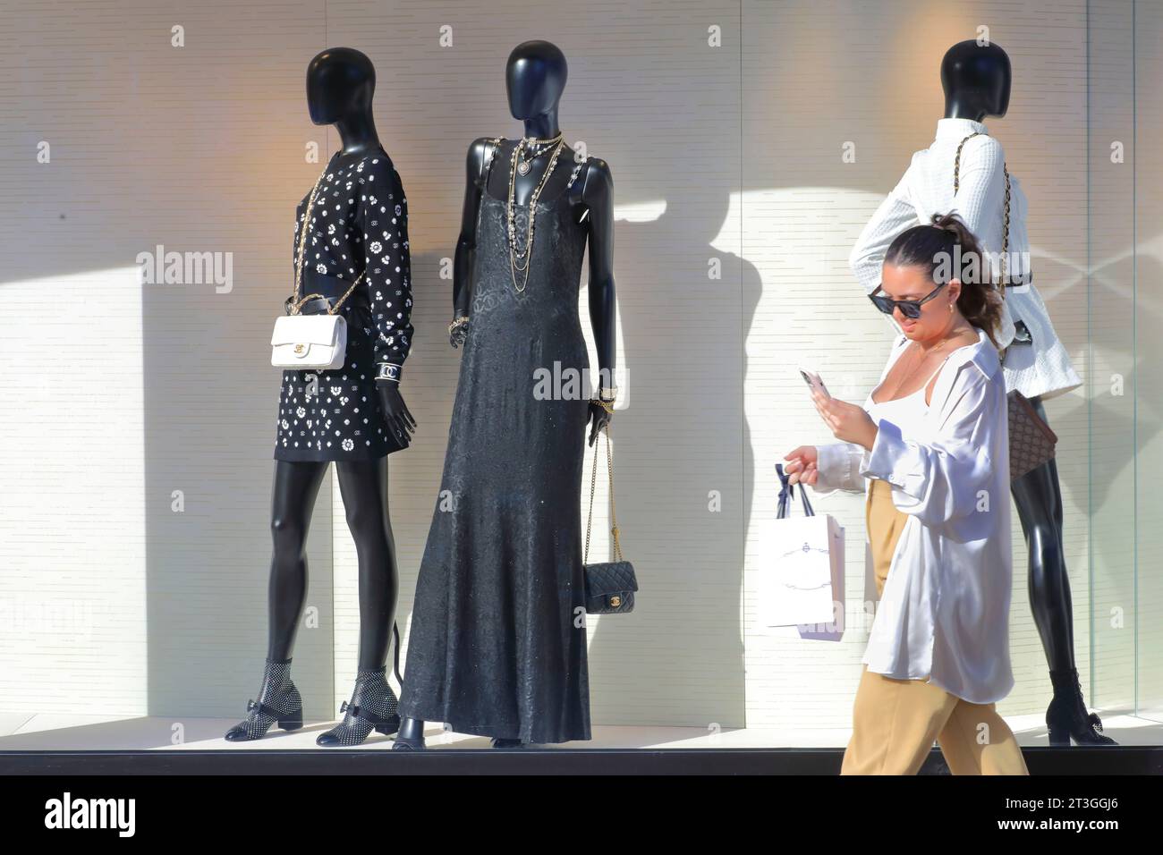 France, Alpes Maritimes, Cannes, Croisette, vitrine de la boutique Chanel haute couture et prêt-à-porter de luxe, mode féminine Banque D'Images