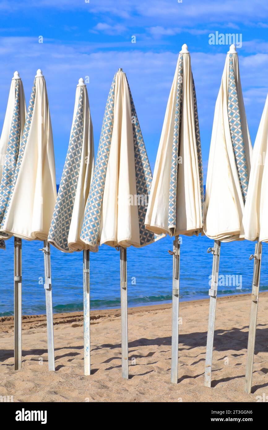 France, Alpes Maritimes, Cannes, Boulevard Jean Hibert, Belle Plage, plage privée, parasols Banque D'Images