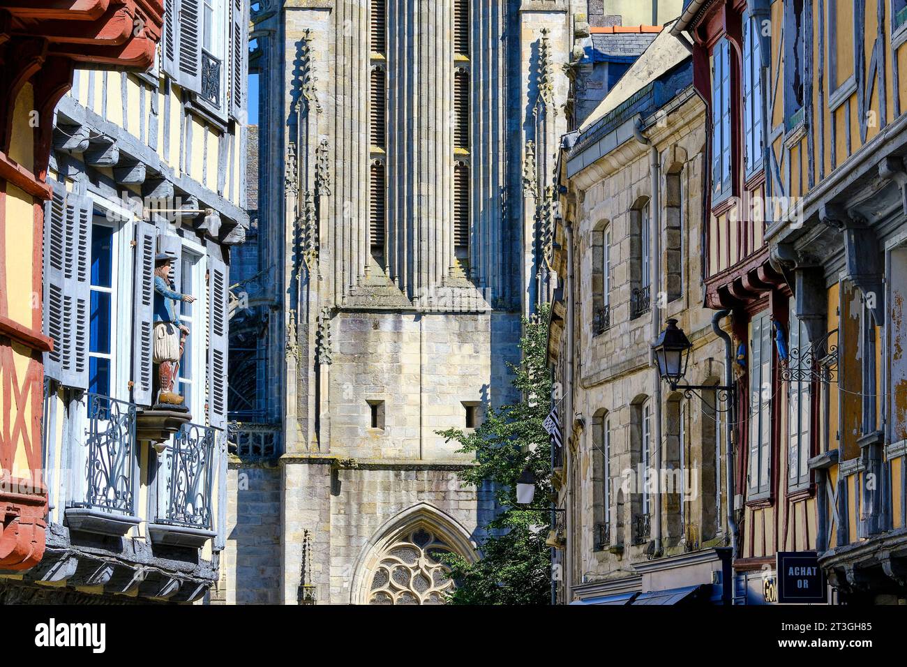 La France, Finistère, Quimper, Kereon rue et la cathédrale Saint-Corentin Banque D'Images