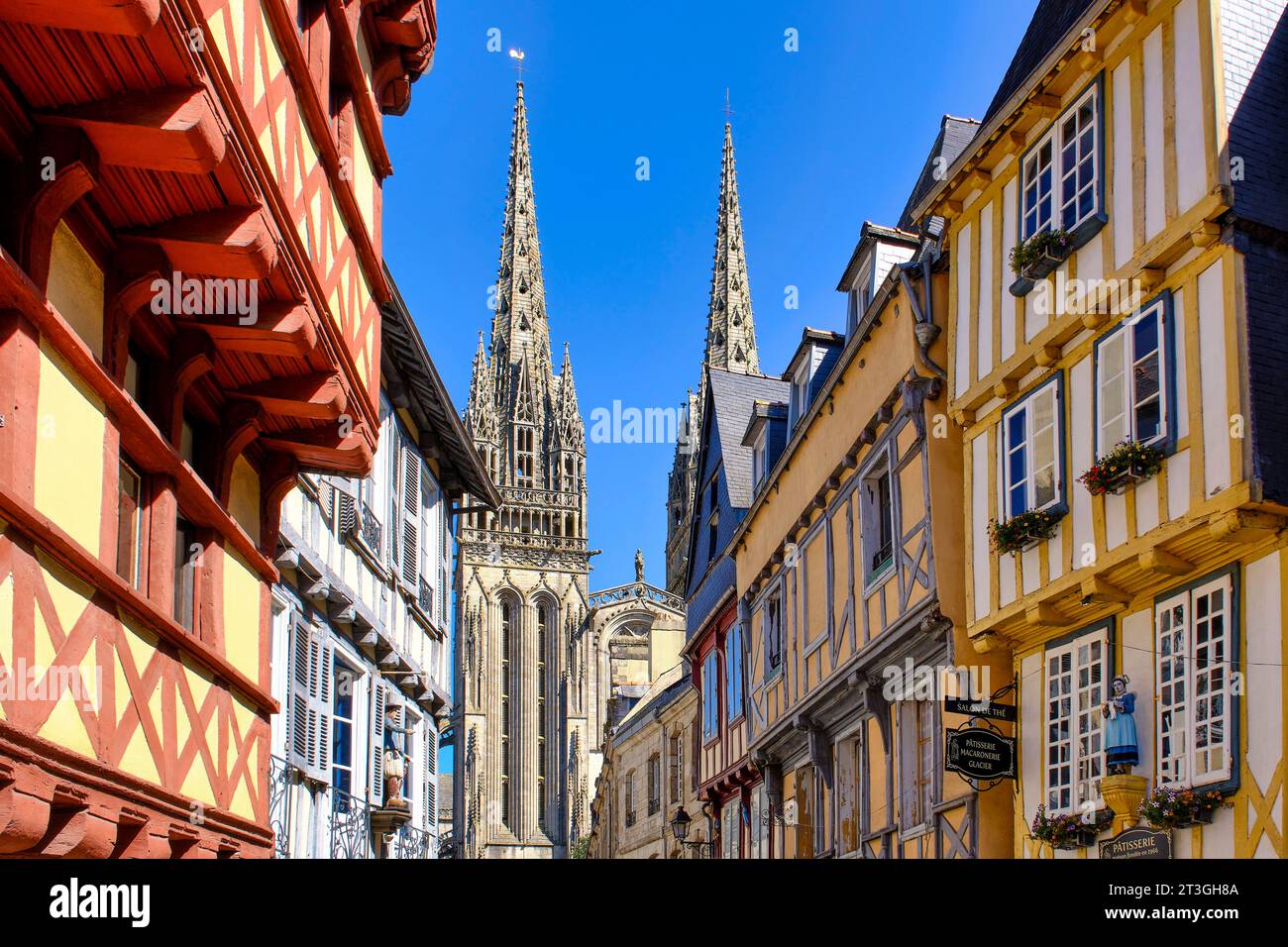 La France, Finistère, Quimper, Kereon rue et la cathédrale Saint-Corentin Banque D'Images