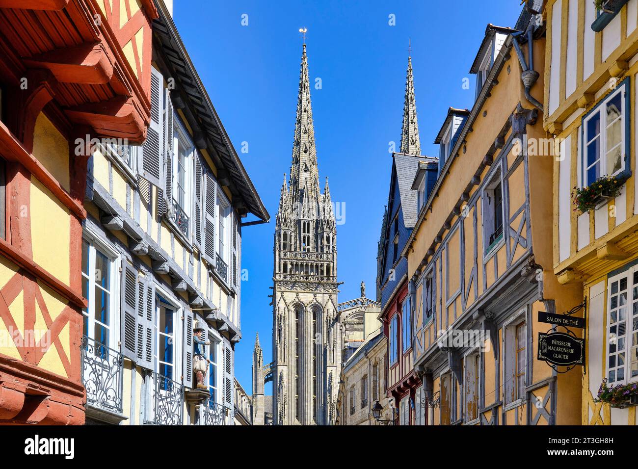 La France, Finistère, Quimper, Kereon rue et la cathédrale Saint-Corentin Banque D'Images