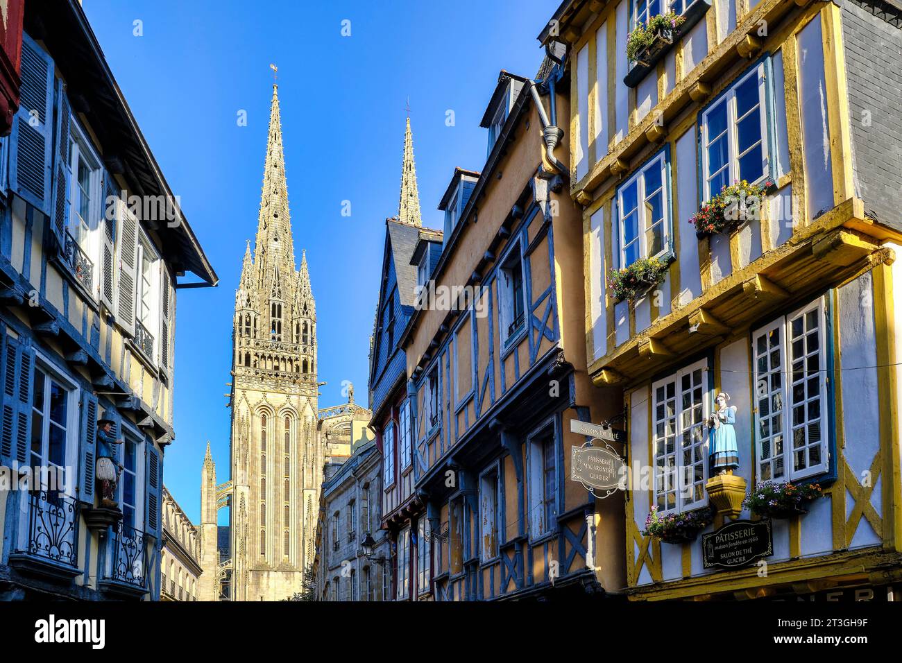 La France, Finistère, Quimper, Kereon rue et la cathédrale Saint-Corentin Banque D'Images