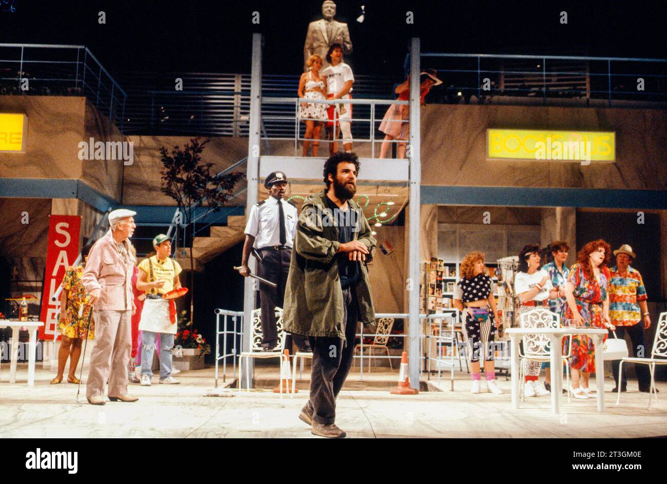 Au centre : Mandy Patinkin (Martin) dans la comédie musicale BORN AGAIN au Chichester Festival Theatre, West Sussex, Angleterre 11/09/1990 musique : Jason Carr Livret : Julian Barry & Peter Hall basé sur la pièce Rhinoceros de Eugene Ionesco Directeur musical : John Owen Edwards design : Gerald Scarfe éclairage : Paul Pyant chorégraphie: Gillian Gregory réalisateur : Peter Hall Banque D'Images