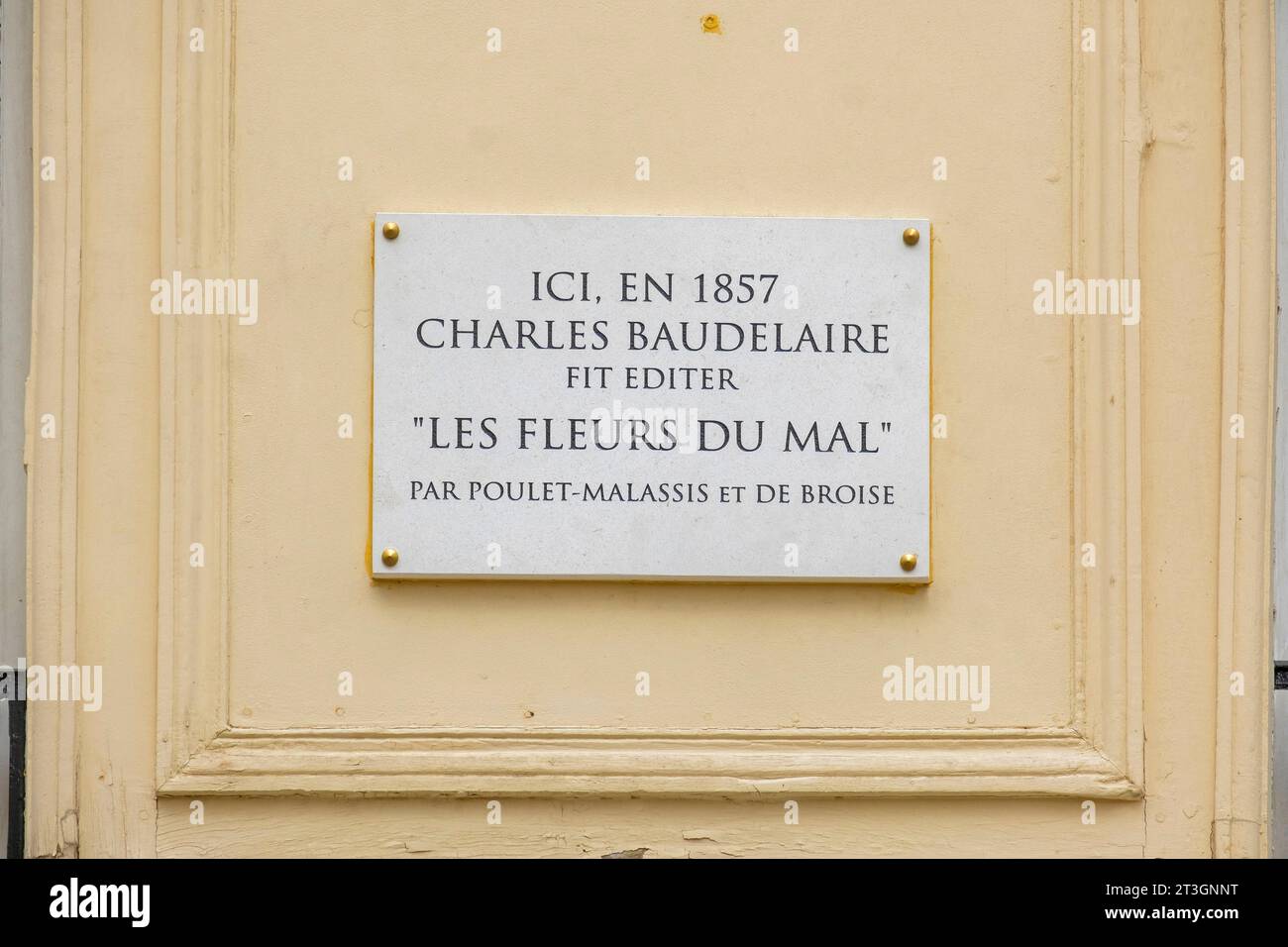 France, Paris, Saint Germain des Prés, plaque commémorative pour Charles Baudelaire et les fleurs du mal Banque D'Images