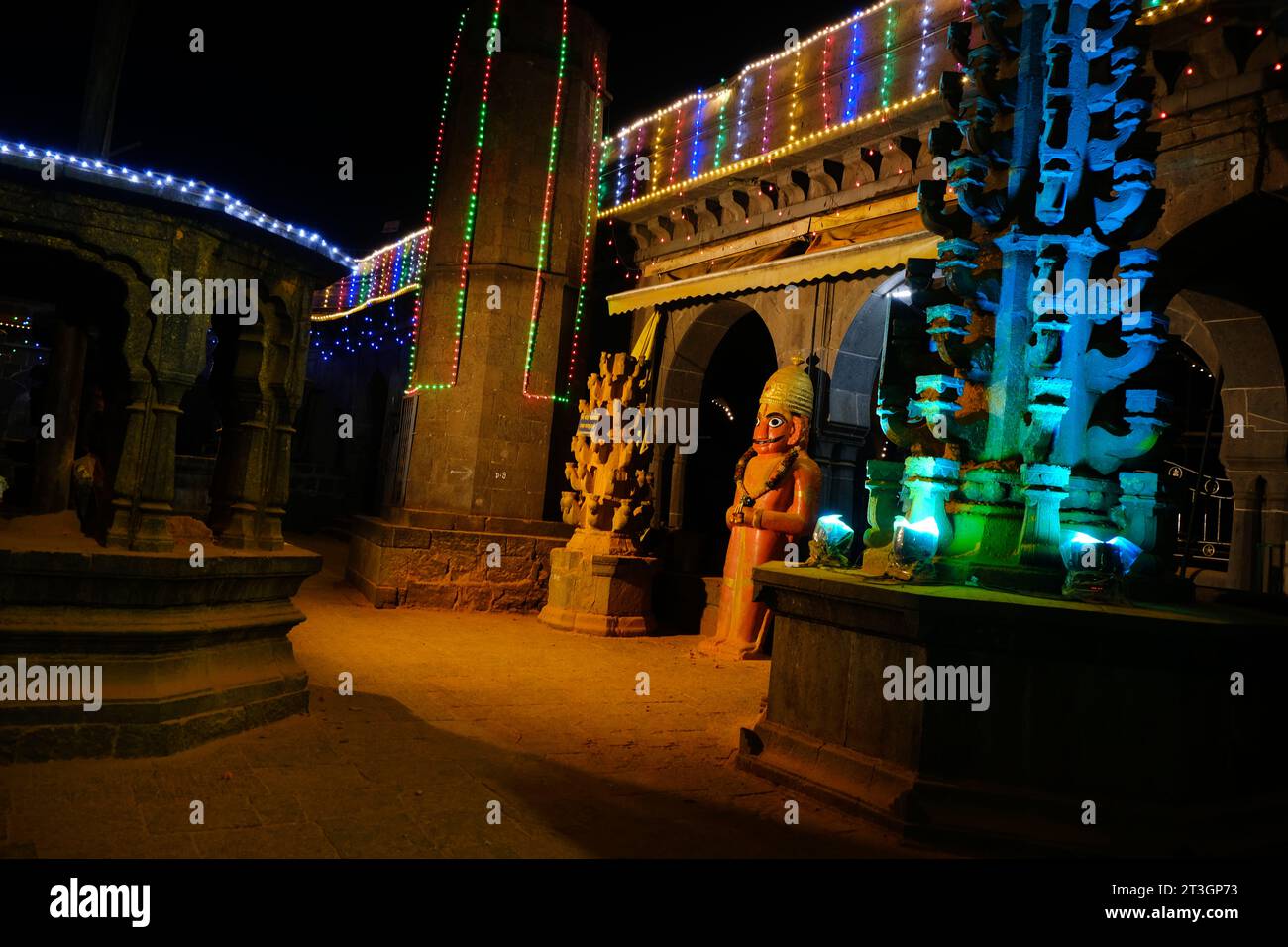 24 octobre 2023, dévot au fort de Jejuri, scène de nuit au temple de Khandoba Jejuri, dussehra en festival dans la nuit, Maharashtra, Inde. Banque D'Images