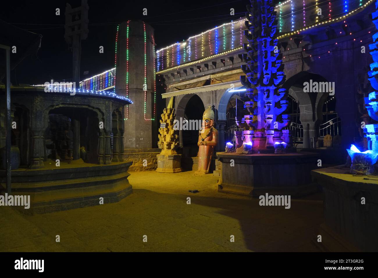 24 octobre 2023, dévot au fort de Jejuri, scène de nuit au temple de Khandoba Jejuri, dussehra en festival dans la nuit, Maharashtra, Inde. Banque D'Images