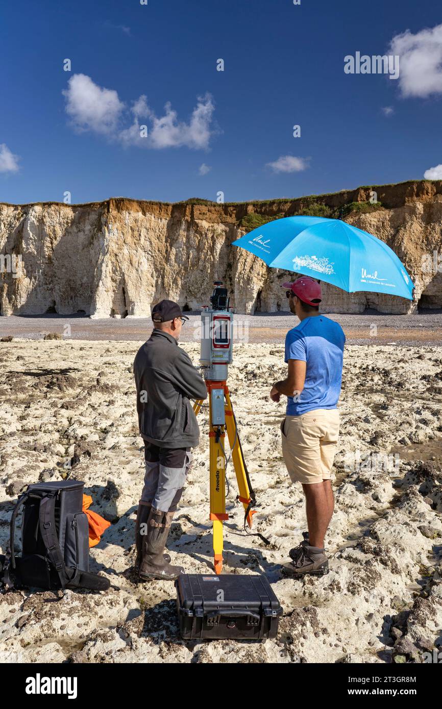 France, Seine Maritime, Sainte Marguerite sur Mer, mission de surveillance de l’érosion côtière par des chercheurs de l’Université de Caen et de l’Université de Lausanne, utilisation d’un scanner laser terrestre 3D et prise de vue photographique haute définition Banque D'Images