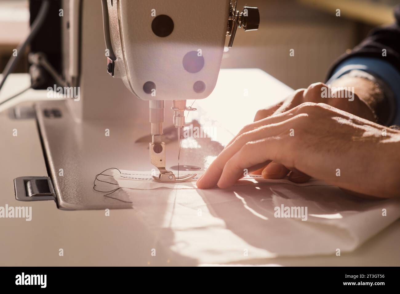 Human Hands Fashion Designer travaillant sur la machine à coudre gros plan travaillant dans Design Studio concept de l'industrie textile Banque D'Images
