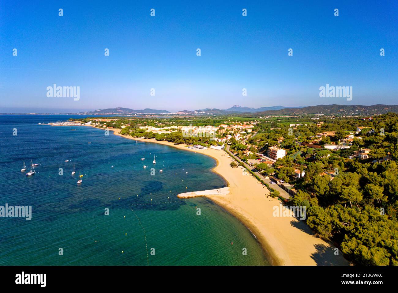 France, Var, Corniche des Maures, le Lavandou, port (vue aérienne) France, Var (83), Corniche des Maures, la Londe-les-Maures, plage de l'Argentière Banque D'Images