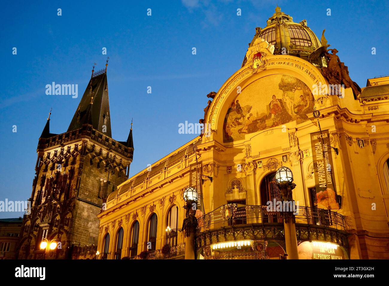 République tchèque, Bohême, Prague, centre historique classé au patrimoine mondial de l'UNESCO, quartier Staré Město (vieille ville), la Tour poudrière (Prašná BRÁNA) et la Maison municipale (Obecní dum) Banque D'Images