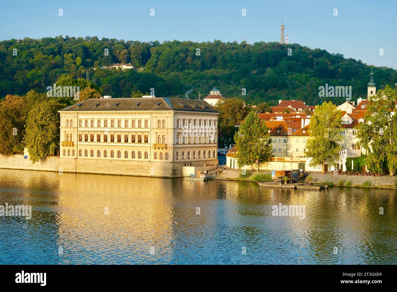 République tchèque, Bohême, Prague, centre historique inscrit au patrimoine mondial de l'UNESCO, île de Kampa, palais du Liechtenstein et tour Petřín en arrière-plan Banque D'Images