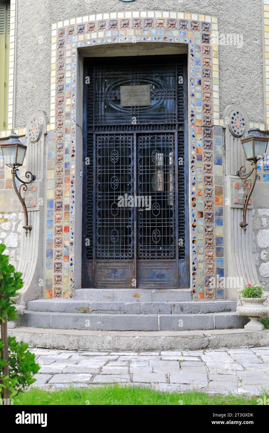 Monténégro, Cetinje, Njegoševa, ancienne ambassade de France dessinée par Auguste Perret, porte d'entrée Banque D'Images