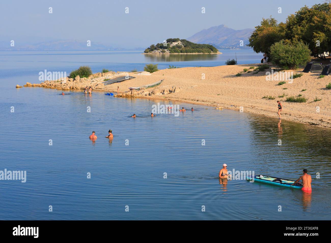 Monténégro, lac Skadar (lac Shkodra), parc national de Skadar, Donji Murici, plage de Murici, jeux de plage avec l'îlot Gorica e Omerit en arrière-plan Banque D'Images