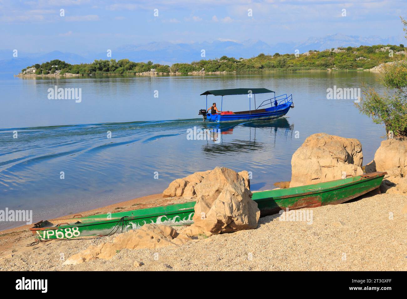 Monténégro, lac Skadar (lac Shkodra), parc national de Skadar, Donji Murici, plage de Murici avec ses bateaux et en arrière-plan l'îlot Beska Banque D'Images