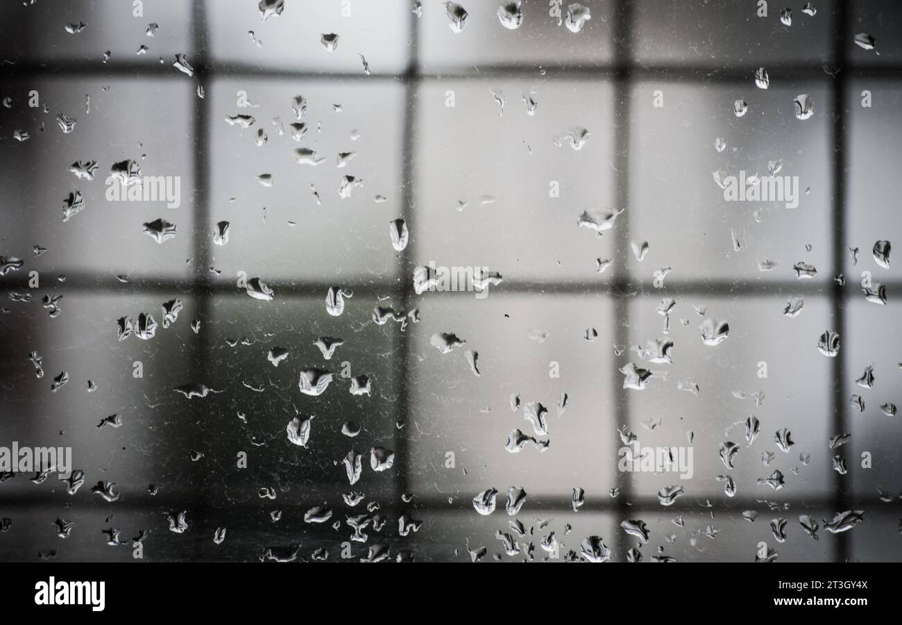 Vue panoramique d'une fenêtre avec gouttes de pluie Banque D'Images