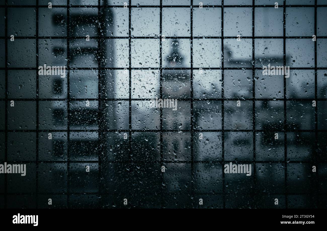 Vue panoramique d'une fenêtre avec gouttes de pluie Banque D'Images