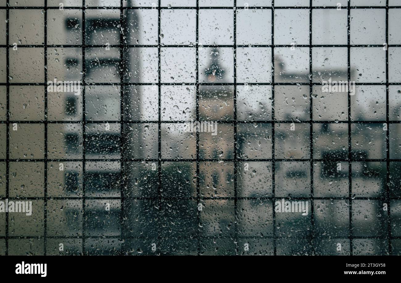 Vue panoramique d'une fenêtre avec gouttes de pluie Banque D'Images