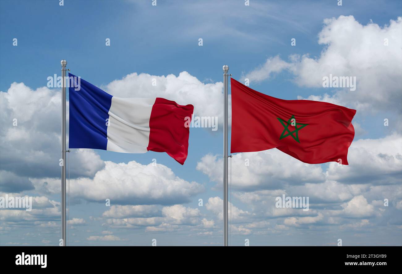 Drapeaux du Maroc et de la France agitant ensemble sur un ciel nuageux bleu, concept de relation entre deux pays Banque D'Images