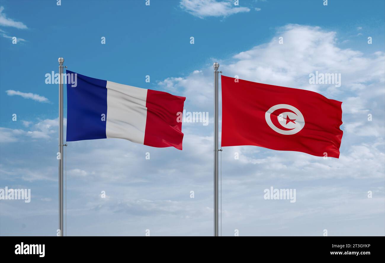 Drapeaux de la Tunisie et de la France agitant ensemble dans le vent sur un ciel nuageux bleu, concept de relation entre deux pays Banque D'Images