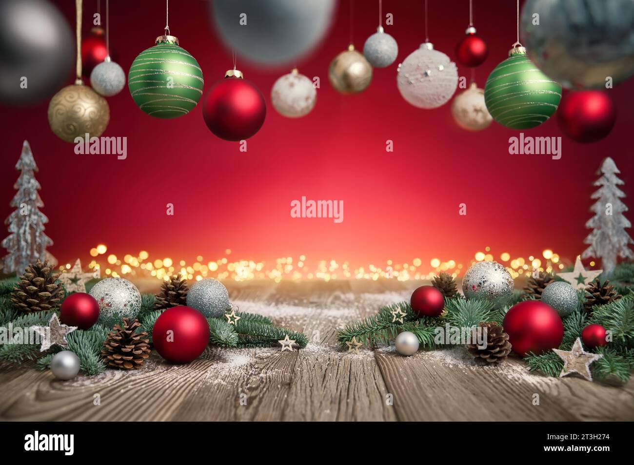 Charmant arrangement de Noël avec fond rouge comme espace de copie, encadré de lumières brillantes et boules suspendues Banque D'Images