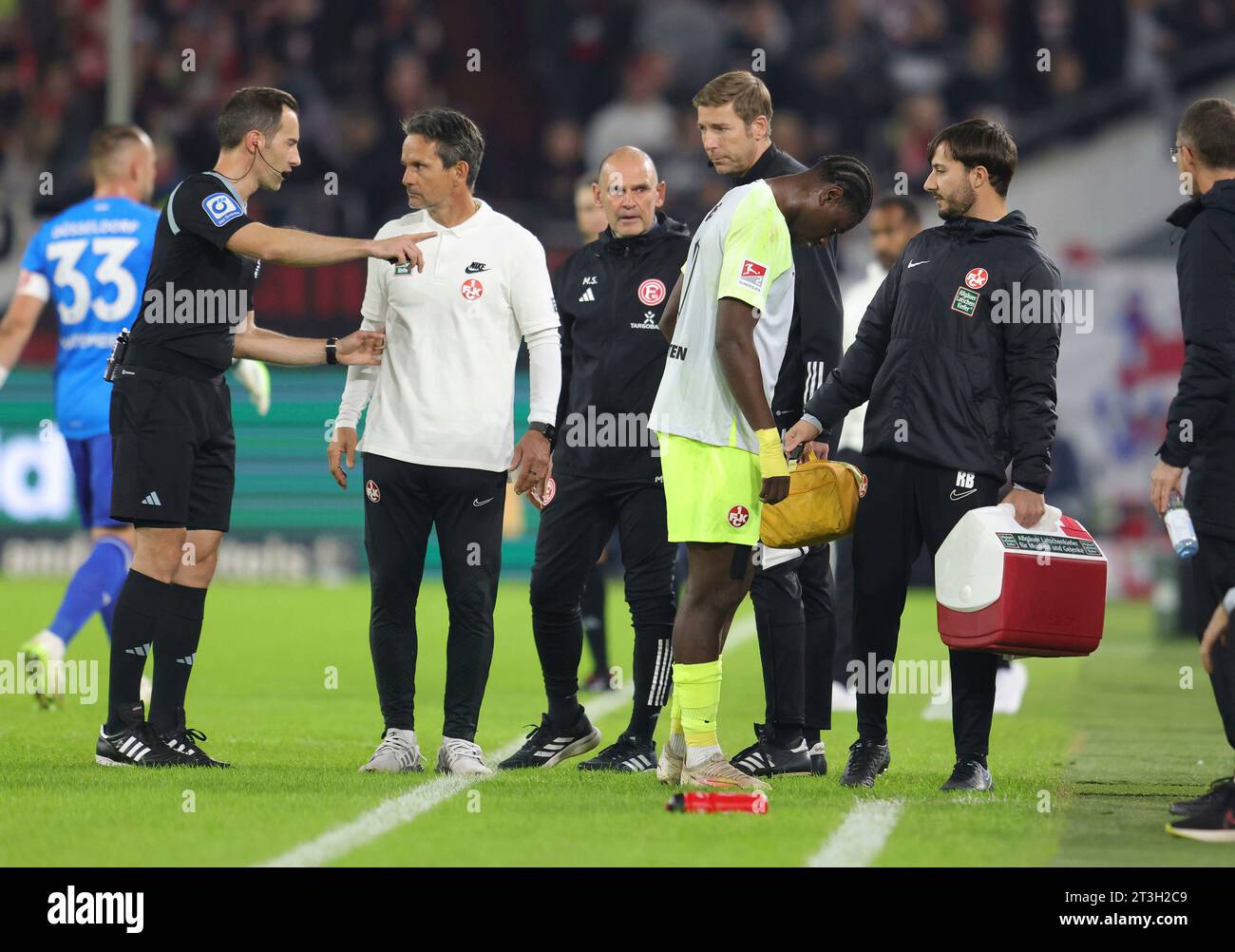 Firo : 21 octobre 2023 football, football, hommes 2e Ligue, deuxième 2e Bundesliga, saison 2023/2024 Fortuna Dusseldorf - 1.FC FCK Kaiserslautern pendant la jubilation vers l'objectif 3:0. En raison de Marlon Ritter, le joueur de FCK Ragnar Ache a été frappé à la tête par des fans de Fortuna par un stand de versusstand et a dû être soigné pour des blessures au sol. L'arbitre Benjamin Brand (Allemagne) en conversation avec l'entraîneur du FCK Dirk Schuster a permis au match de continuer. Banque D'Images