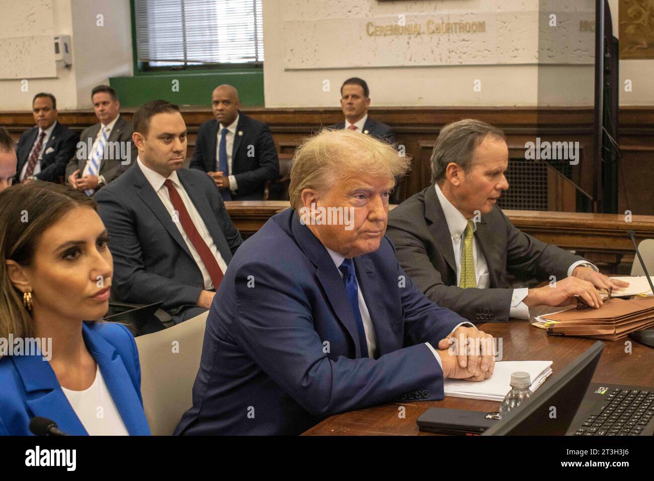 New York, États-Unis. 25 octobre 2023. L’ancien président Donald Trump assiste à son procès pour fraude civile au palais de justice suprême de l’État de New York à New York le mercredi 25 octobre 2023. Trump est accusé de gonfler la valeur de ses propriétés de milliards de dollars pour obtenir des conditions de prêt favorables de la part des banques. Photo de piscine de Dave Sanders/UPI crédit : UPI/Alamy Live News Banque D'Images