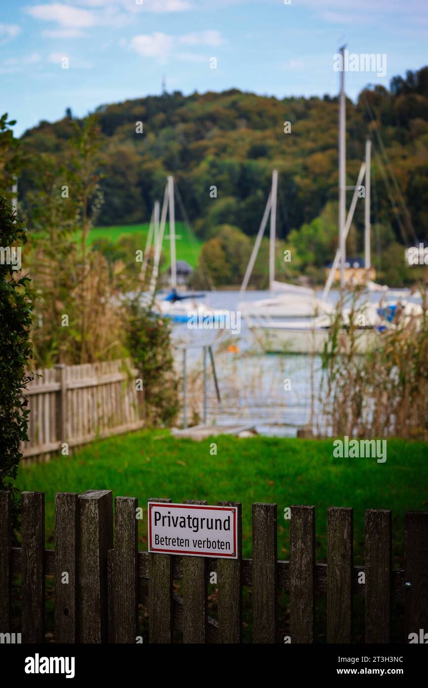 23.10.2023, MATTSEE, AUT, Unterwegs in der SALZBURG, Themenbild, Verschiedene Themenbilder, Symbolbild, PRIVATGRUNDSTÜCK, SEEGRUNDSTÜCK, im Bild Schild, Seegrundstück, Privatgrundstück, Betrett verboten, See, Privatgrund, Seegrund, See, baden, Wasser, Natur, Österreich, Landschaft, Privatgrundstück, Ufer, Seegrundstück, Badesee, Segelboot, Boote, *** 23 10 2023, MATTSEE, AUT, sur le chemin dans le SALZBOURG, image de thème, différentes images de thème, image de symbole, PROPRIÉTÉ PRIVÉE, PROPRIÉTÉ DU LAC, dans le panneau d'image, propriété du lac, propriété privée, intrusion interdite, lac, propriété privée, lac p Banque D'Images