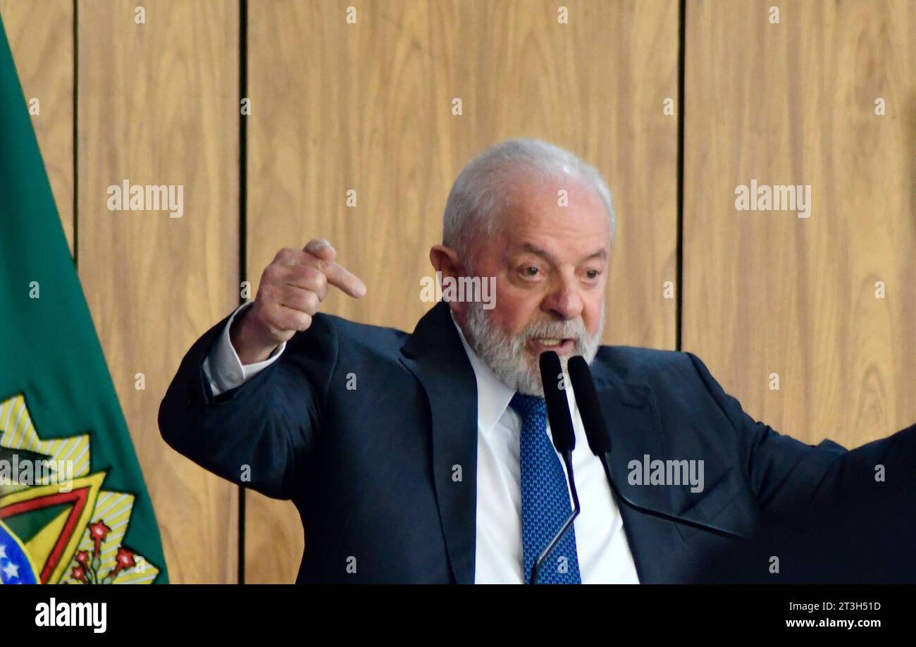 Brasilia DF, 10/25/2023 Lula/1st Meeting/Plenary/of/Council/of/Federation/Politics Brasilia DF, 10/25/2023 - Lula/1st Meeting/Plenary/of/Council/of/the/Federation/Politics - le Président Luiz Inacio Lula da Silva a participé ce mercredi matin 25 à la 1e séance plénière du Conseil de la Fédération, au Palacio do Planalto. Sur les photos : Fatima Bezerra, Rui Costa, Geraldo Alckmin, Lula, Alexandre Padilha et Fernando Haddad. Photo : Andre Violatti/ATO Press Foto : Andre VIOLATTI/ATO Press/ATO Press/4 crédit : Imago/Alamy Live News Banque D'Images