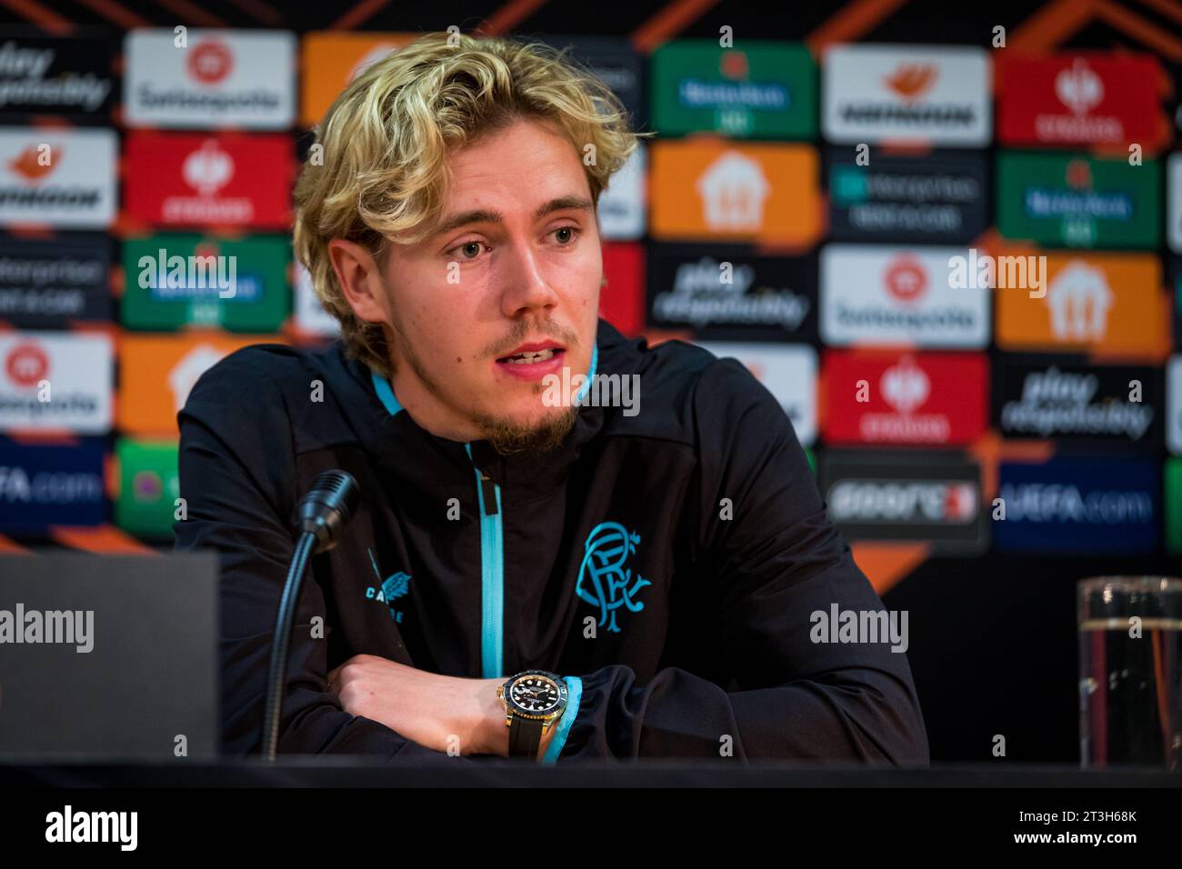 Prague, République tchèque. 25 octobre 2023. Todd Cantwell, milieu de terrain de l'équipe de football du Rangers FC (Glasgow), prend la parole lors de la conférence de presse précédant l'UEFA Europa League, Groupe C, 3e tour, match AC Sparta Praha vs Rangers FC, à Prague, République tchèque, le 25 octobre 2023. Crédit : Jaroslav Svoboda/CTK photo/Alamy Live News Banque D'Images