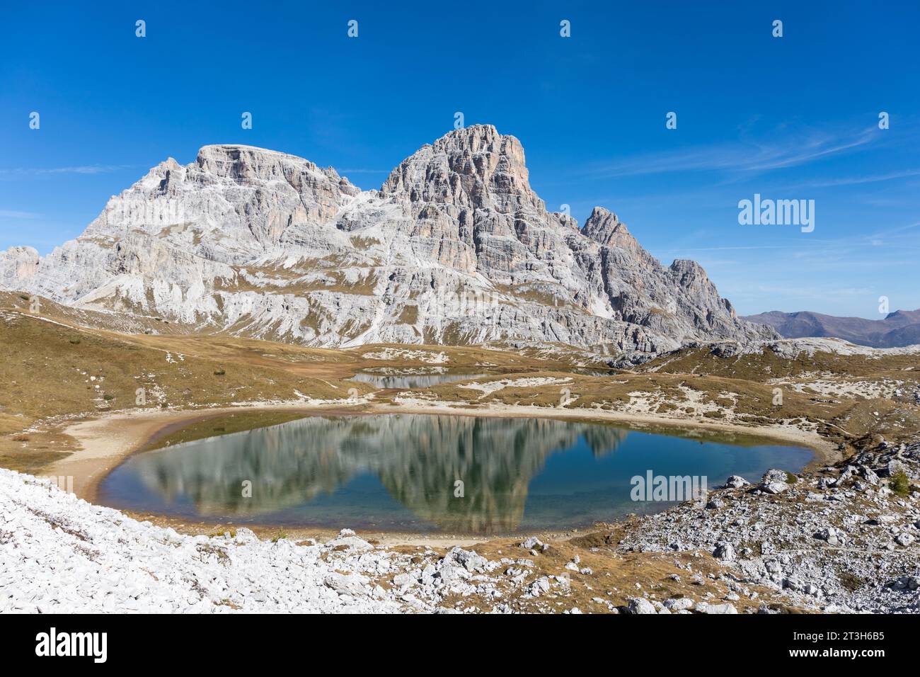 Lago dei Piani, Dolomites, Tyrol du Sud, Italie. Montagnes Lastron del Scarperi et Crodon di San Candido en arrière-plan. Banque D'Images
