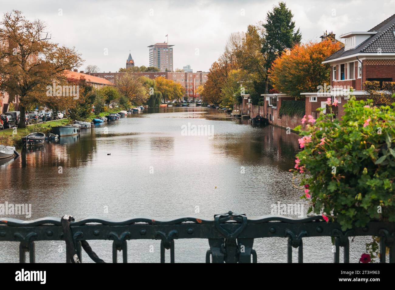 Vue sur un canal sur le pont Johan M. Coenenenstraat à Amsterdam, pays-Bas, en automne Banque D'Images