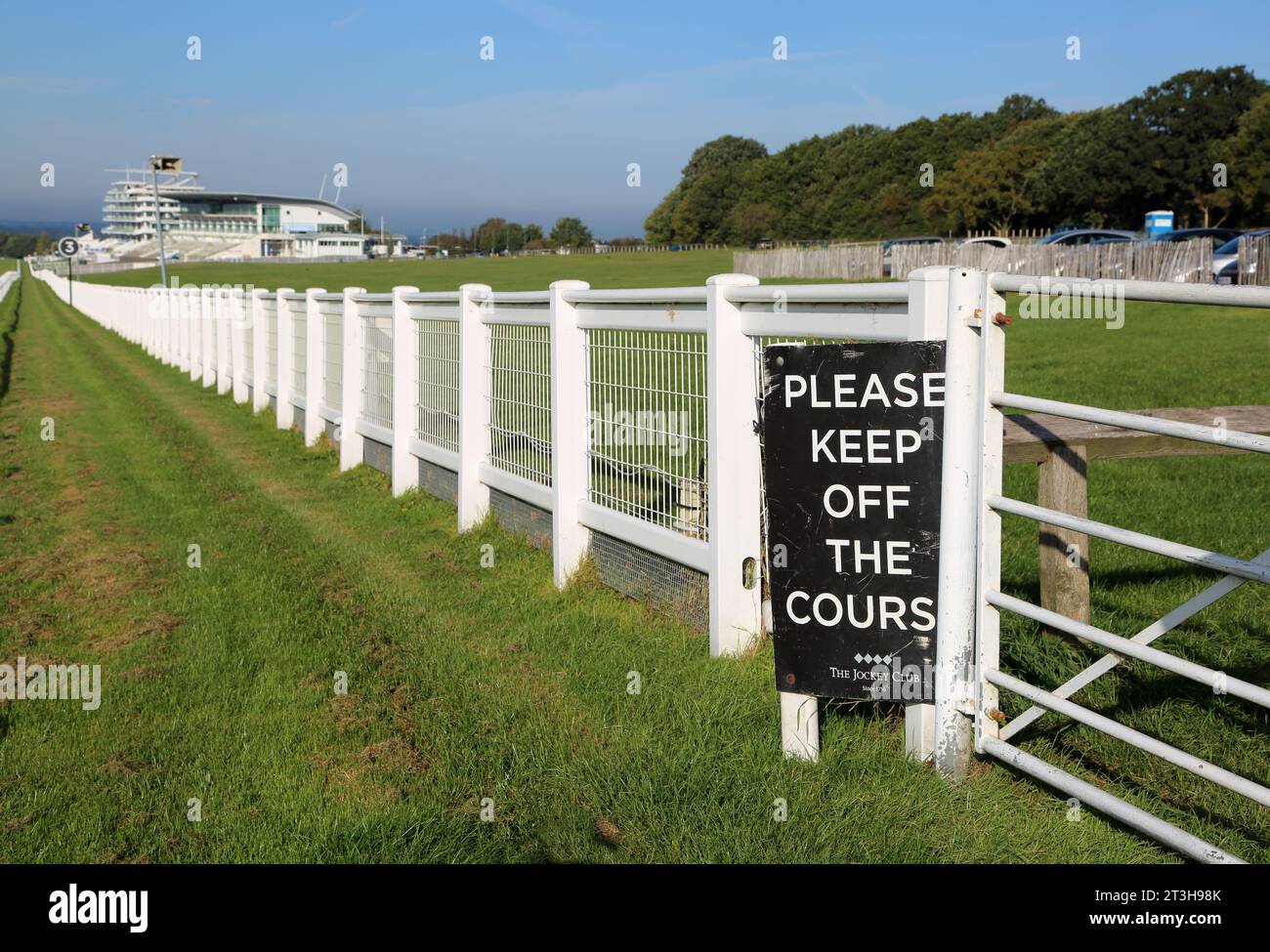 Epsom Downs Racecourse Keep of the course Sign Surrey Angleterre Banque D'Images