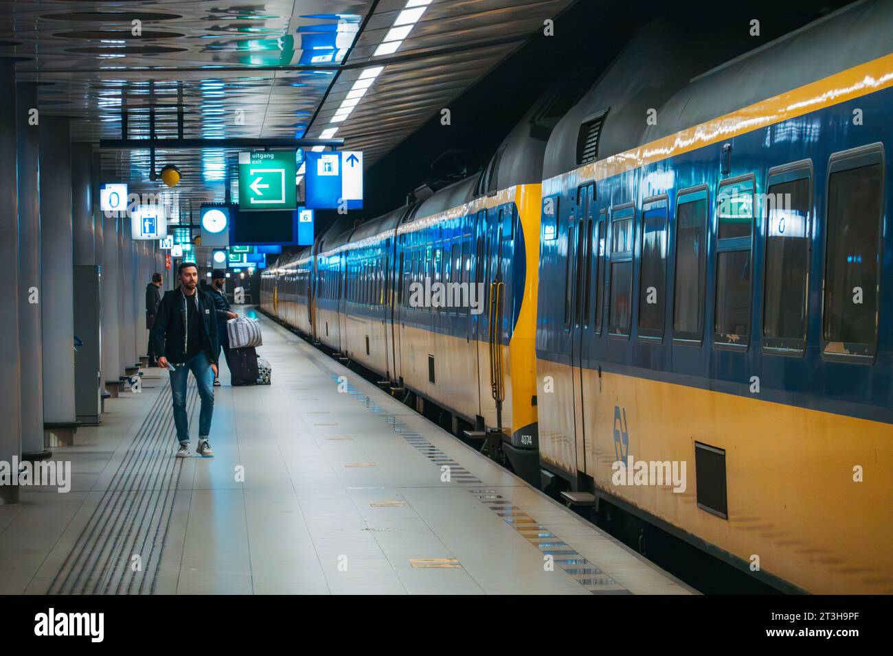 Un train sprinter régional embarque à la gare de l'aéroport de Schiphol, Amsterdam, pays-Bas Banque D'Images
