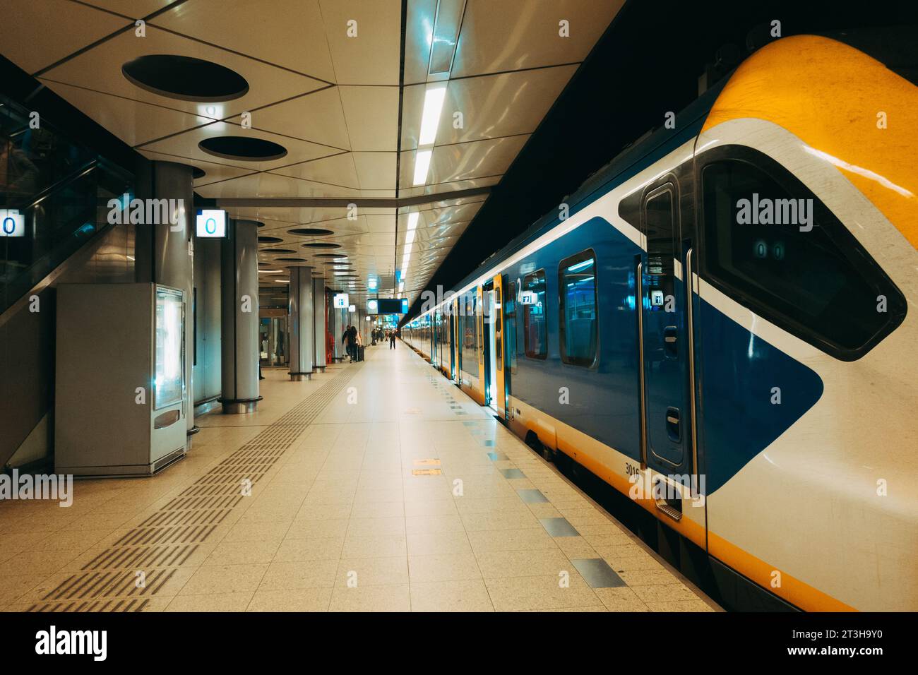Un train sprinter régional embarque à la gare de l'aéroport de Schiphol, Amsterdam, pays-Bas Banque D'Images