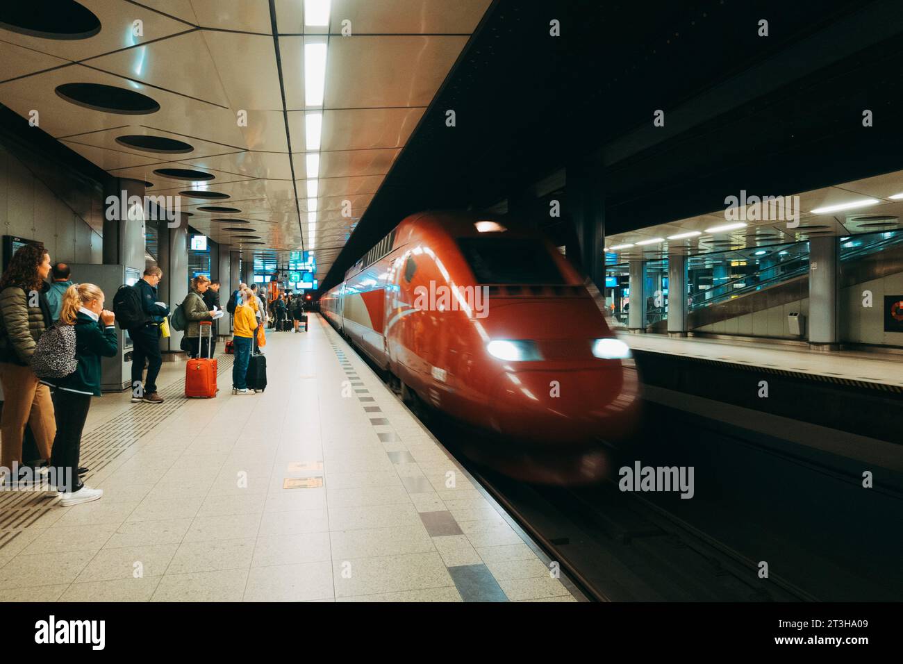 Un train à grande vitesse Thalys arrive à la gare de Schiphol, Amsterdam, pays-Bas Banque D'Images