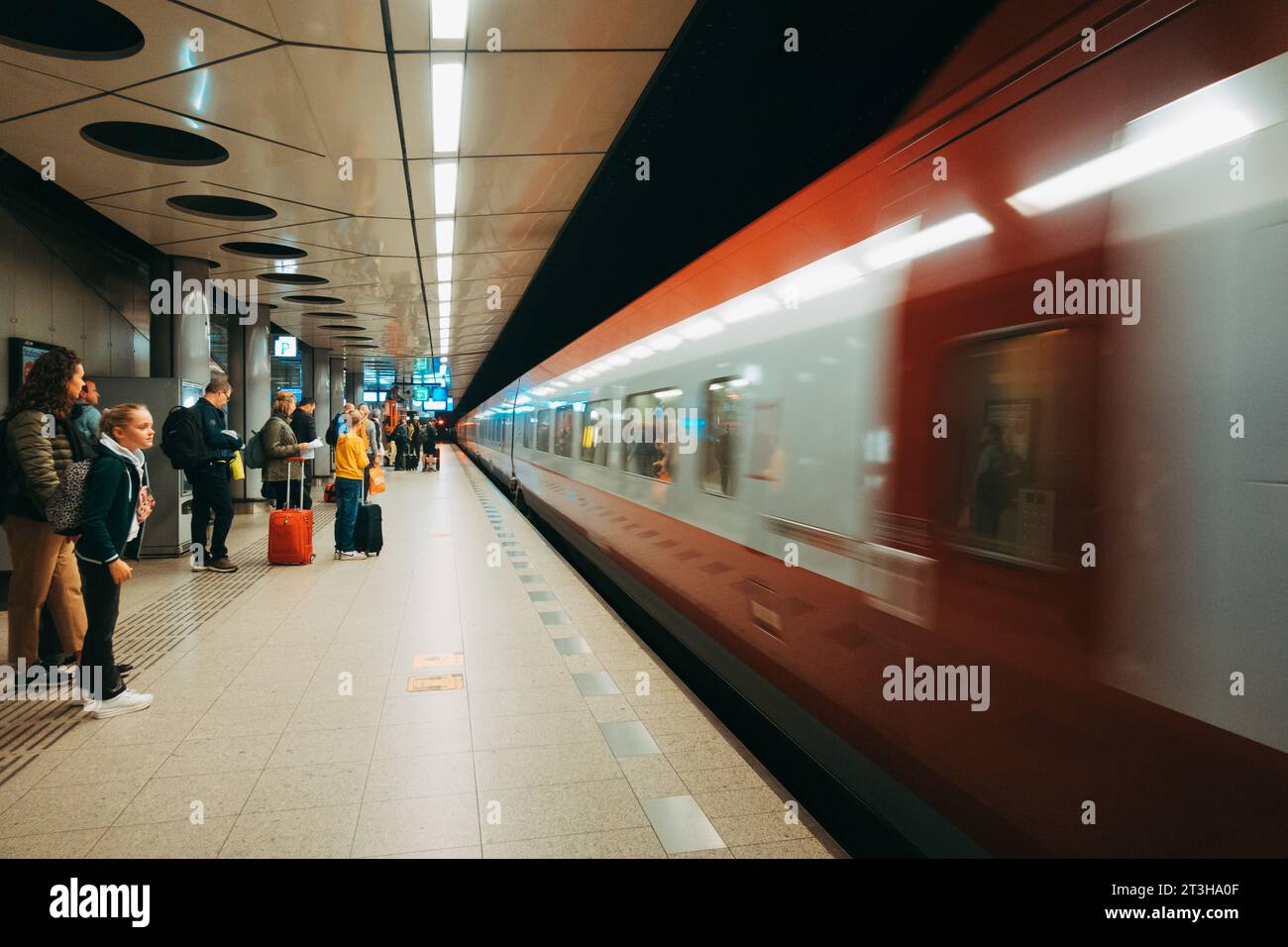 Un train à grande vitesse Thalys arrive à la gare de Schiphol, Amsterdam, pays-Bas Banque D'Images