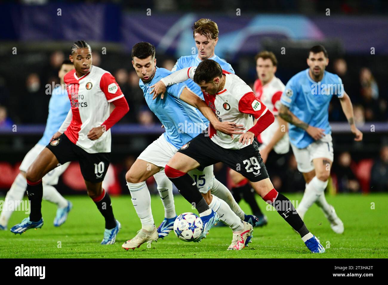 ROTTERDAM - (de gauche à droite) Nicolo Casale du SS Lazio, Santiago Gimenez du Feyenoord, Nicolo Rovella du SS Lazio lors du match du groupe E de l'UEFA Champions League entre Feyenoord et Lazio Roma au Feyenoord Stadion de Kuip le 25 octobre 2023 à Rotterdam, pays-Bas. ANP OLAF KRAAK Banque D'Images