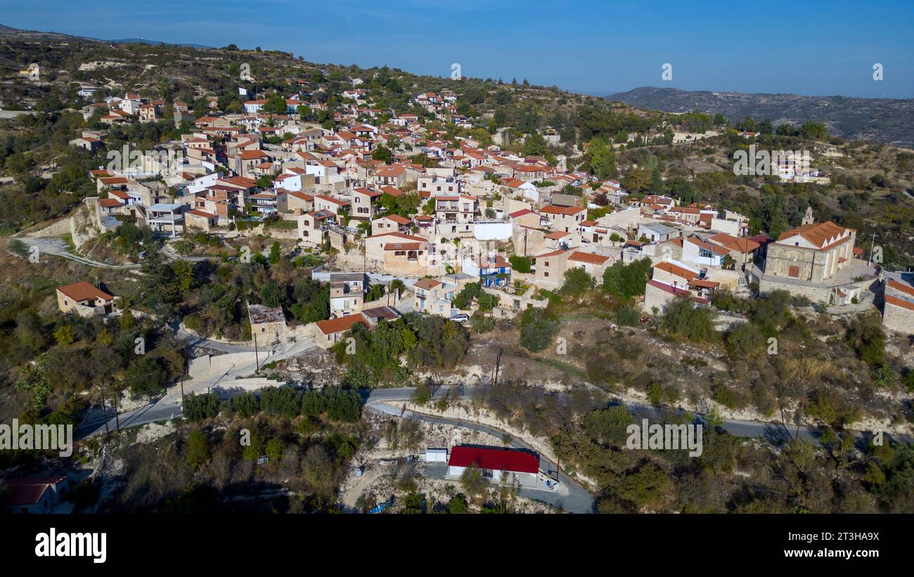 Vue aérienne par drone du village de Vouni, district de Limassol, République de Chypre. Banque D'Images