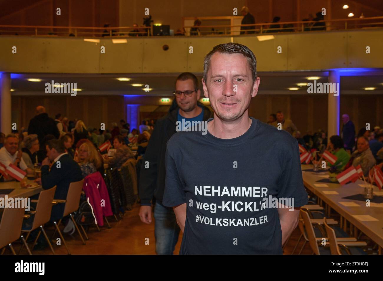 FPÖ-Heimattour, mit Herbert Kickl, Manfred Haimbuchner und Michael Schnedlitz, im Freizeitpark Micheldorf, Am 24.10.2023. DAS Bild zeigt einen Besucher der Versammlung mit bedrucktem T-shirt mit der Aufschrift Nehammer weg - Kickln Volkskanzler 2023 - FPÖ-Heimattour, mit Herbert Kickl, Manfred Haimbuchner und Michael Schnedlitz, im Freizeitpark Micheldorf, Am 24.10.2023. *** FPÖ Heimattour, avec Herbert Kickl, Manfred Haimbuchner et Michael Schnedlitz, au parc de loisirs Micheldorf, le 24 10 2023 la photo montre un visiteur de la rencontre avec un T-shirt imprimé avec l'inscription Nehammer aw Banque D'Images