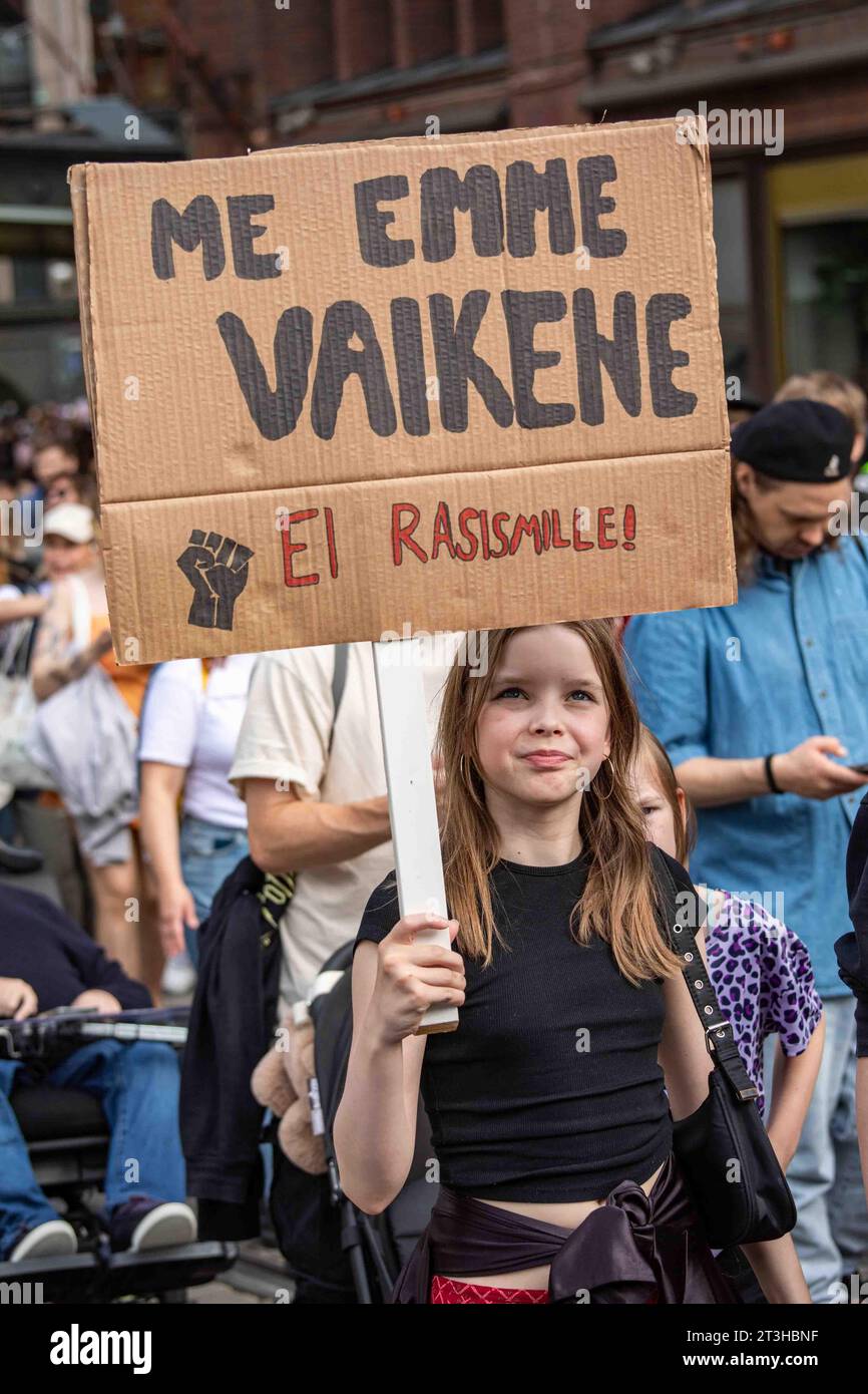 Me emme vaikene. EI rasismille ! Jeune manifestant tenant une pancarte en carton lors d'une manifestation contre le racisme à Helsinki, Finlande. Banque D'Images