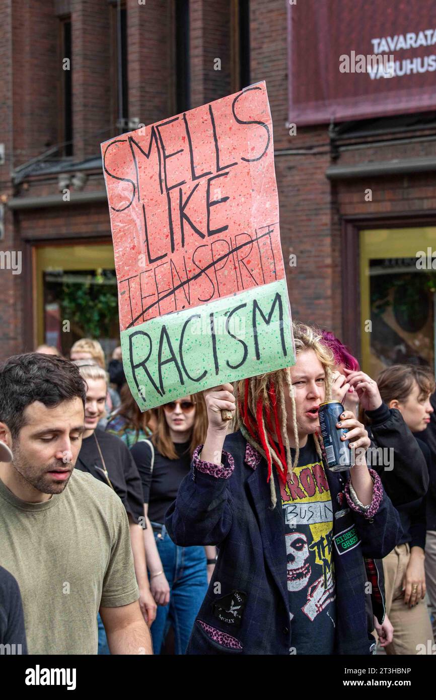 Ça sent le racisme. Manifestant tenant un signe à la main chez Me emme vaikene ! Manifestation contre le racisme à Helsinki, Finlande. Banque D'Images