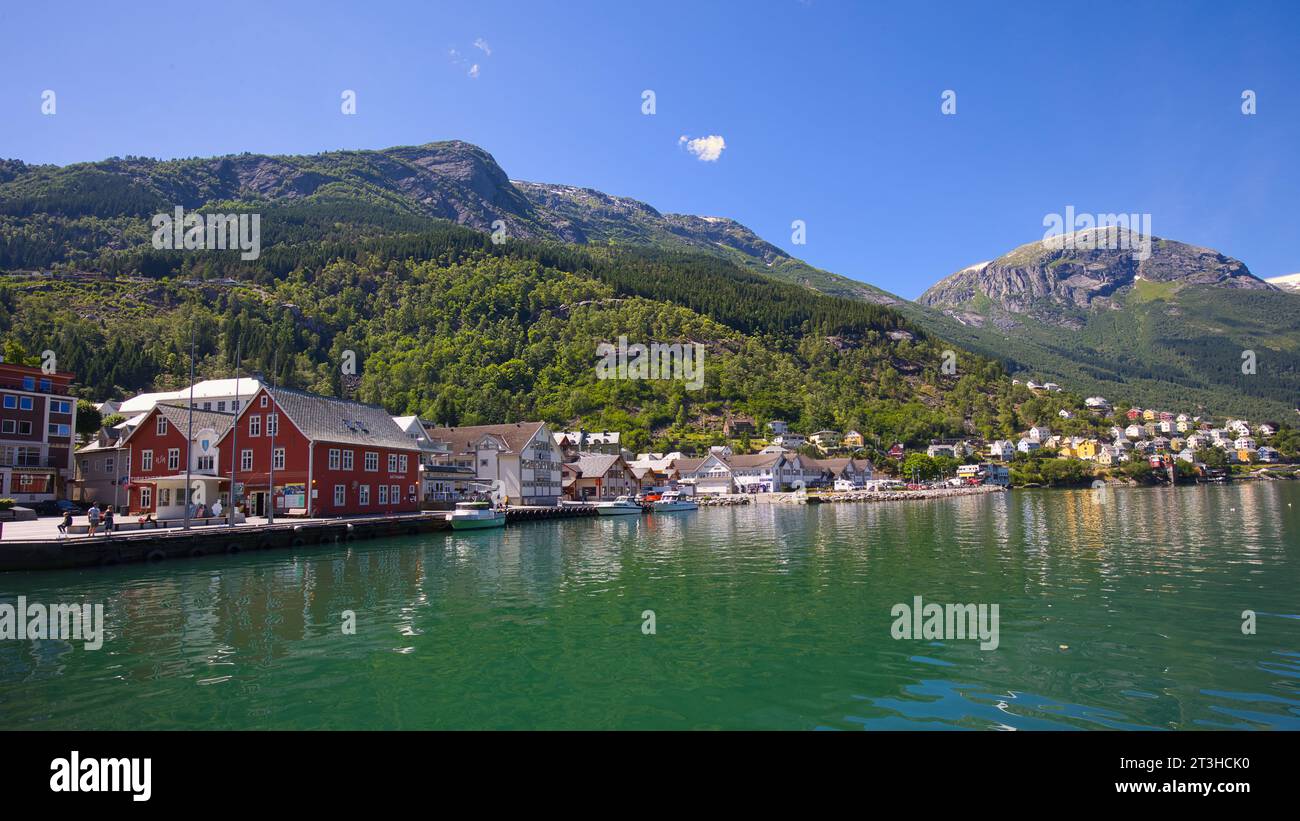 Norvège, Vestland, Odda - 09 juillet 2023 : la ville d'Odda est située au bord du Sørfjorden, une branche du Hardangerfjord. Banque D'Images