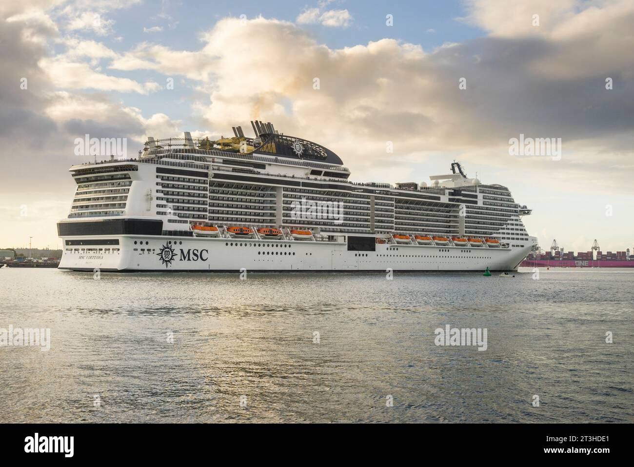 LE NAVIRE DE CROISIÈRE MSC VIRTUOSA AU DÉPART DU PORT DE SOUTHAMPTON Banque D'Images