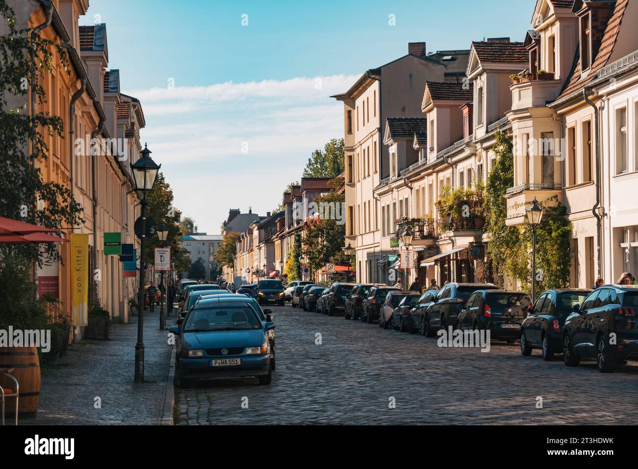 La lumière de l'après-midi d'automne frappe un côté de la charmante rue de Gutenbergstraße, Potsdam, Allemagne Banque D'Images