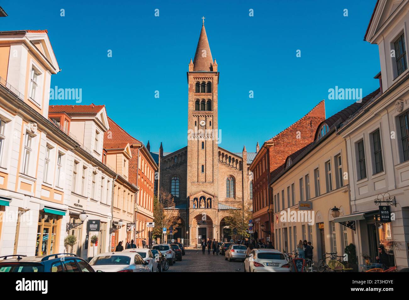 En regardant vers le bas Brandenburger Str vers Church of St. Pierre et Paul, une église catholique romaine achevée en 1870 à Potsdam, en Allemagne Banque D'Images