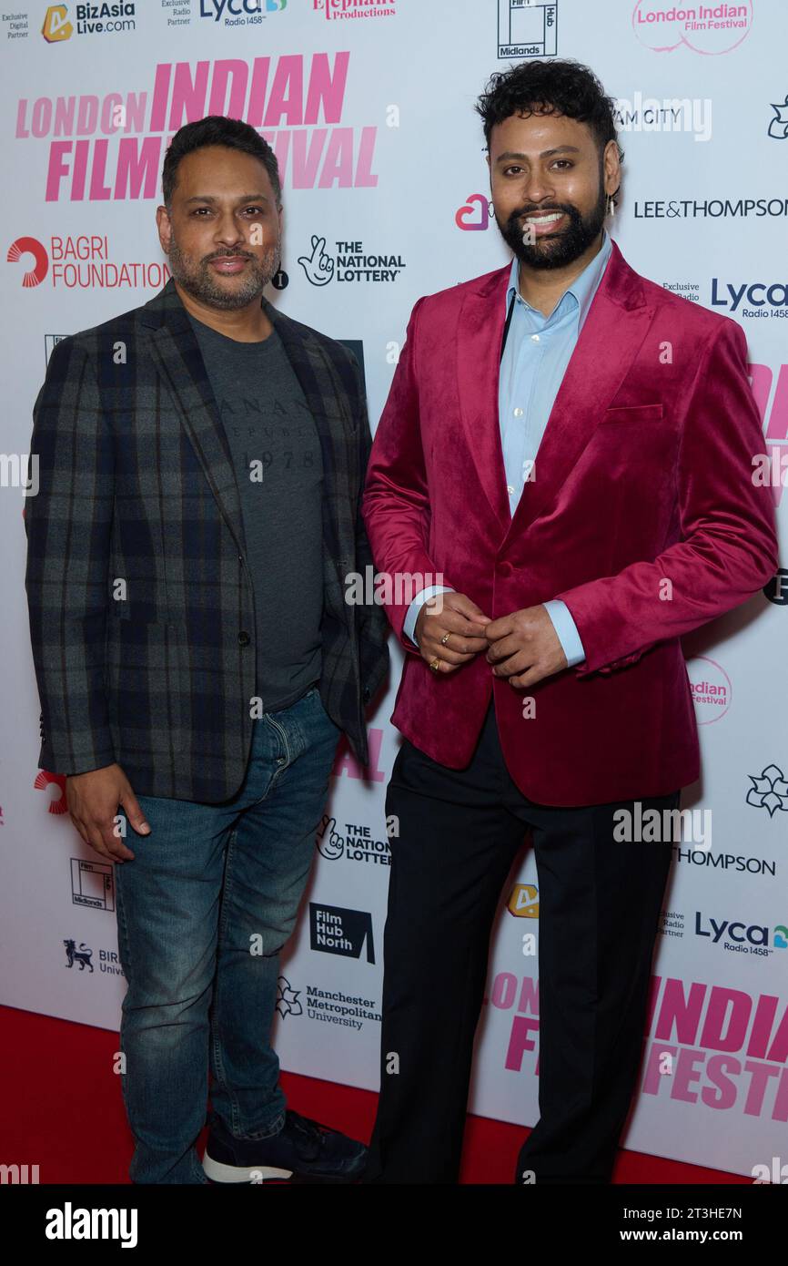 Londres, Royaume-Uni . 25 octobre 2023 . Pravesh Kumar et Andy Kumar photographiés lors du gala d'ouverture 2023 du London Indian film Festival qui s'est tenu au Picturehouse Central. Crédit : Alan D West/EMPICS/Alamy Live News Banque D'Images