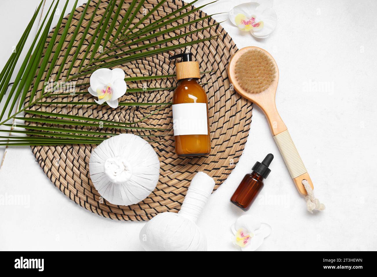 Composition avec des produits cosmétiques, accessoires de spa et feuille de palmier sur fond clair Banque D'Images