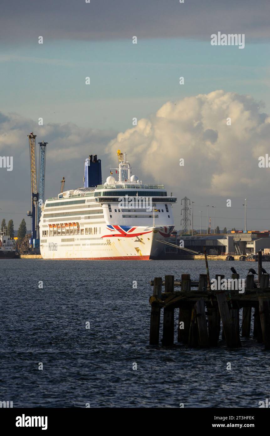 NAVIRE DE CROISIÈRE P&O MV AURORA AUX QUAIS DE SOUTHAMPTON Banque D'Images