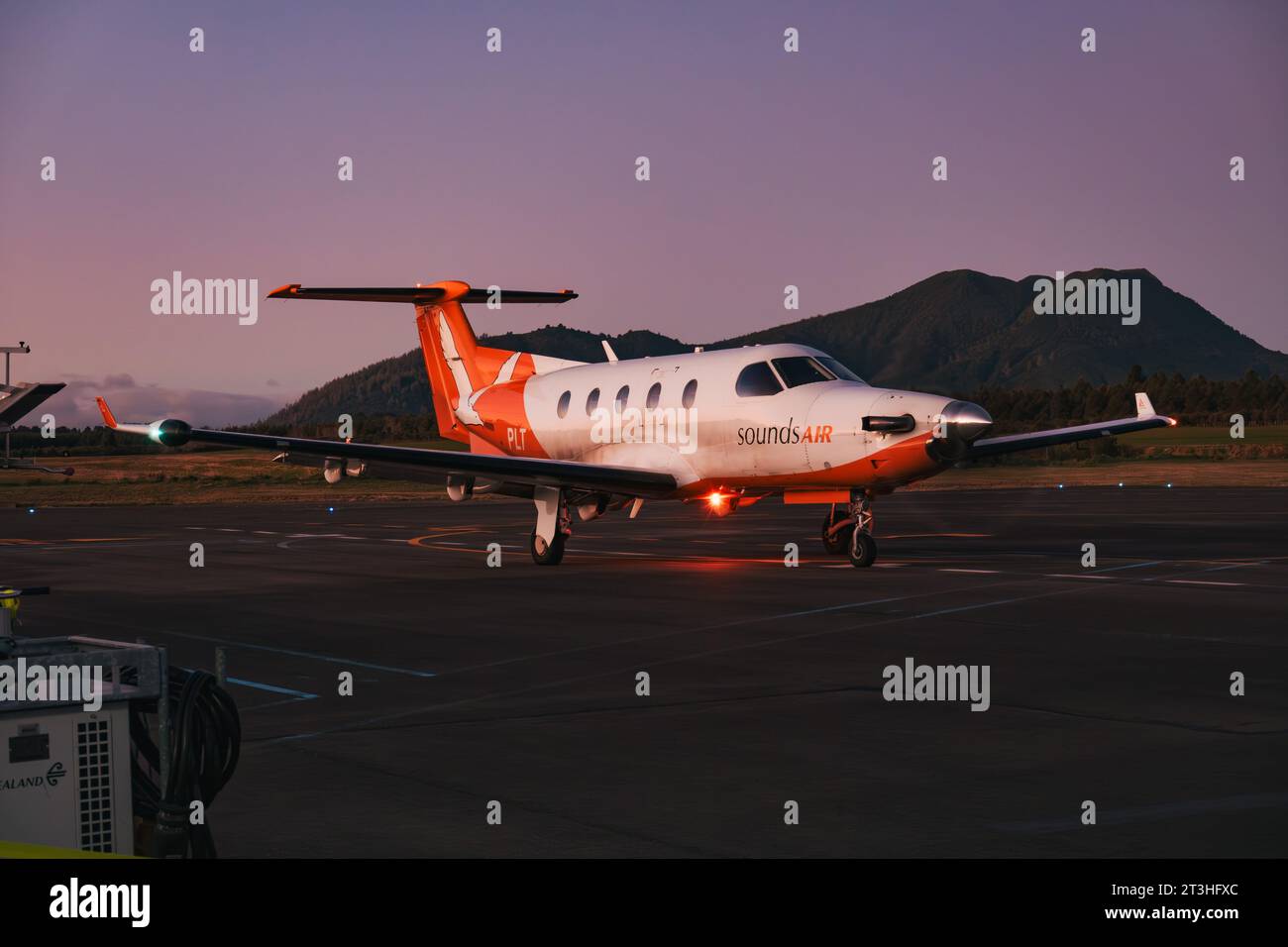 Un avion de passagers Soundsair Pilatus PC-12 démarre son moteur un soir à l'aéroport de Taupō, en Nouvelle-Zélande Banque D'Images