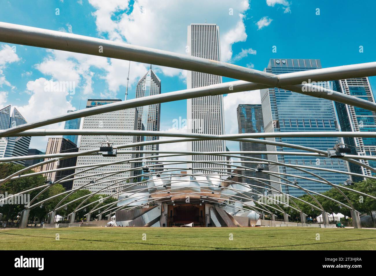 Des barres métalliques sillonnent le Jay Pritzker Pavilion, un amphithéâtre du Millennium Park à Chicago Banque D'Images